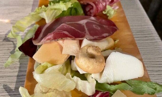 Alberobello: Walking Tour With Food Tasting and Aperitif - Discovering Alberobello