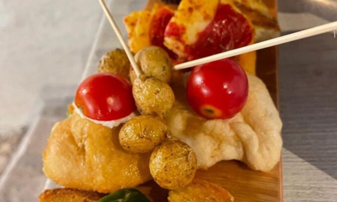 Alberobello: Walking Tour With Food Tasting and Aperitif - Tasting Apulian Delicacies