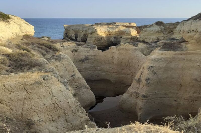 Albufeira: Beaches, Old Town, and Salgados Lagoon Jeep Tour - Guided Tour Experience