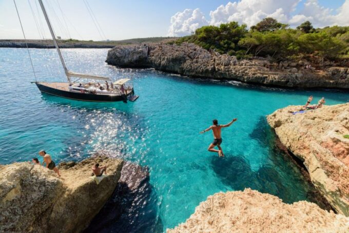 Alcudia: Half-Day Sailing Trip With Tapas and Drinks - Snorkeling and Beach Access