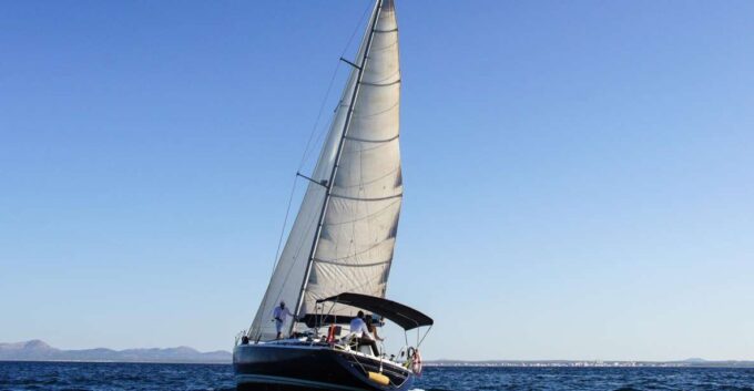 Alcudia: Sailing Yacht Excursion With Wine & Tapas - Onboard Amenities and Inclusions