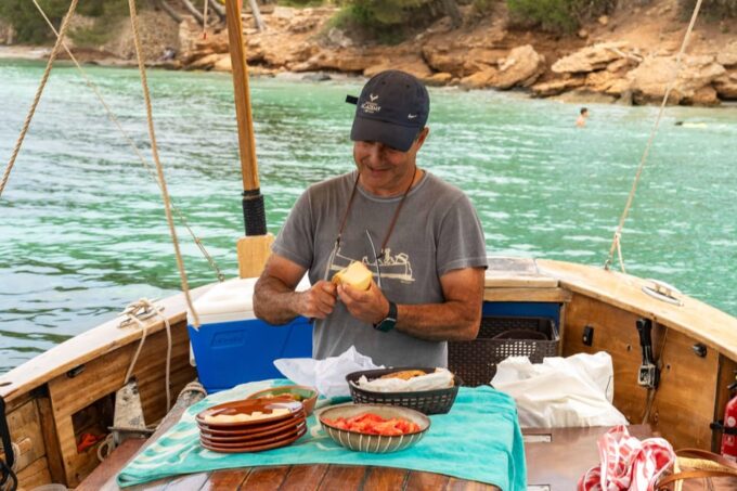Alcudia: Traditional Mallorcan Boat Tour With Tapas & Drinks - Tapas and Drinks