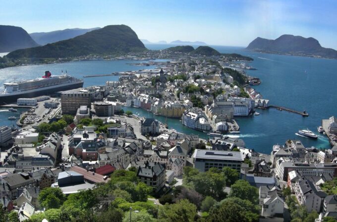 Alesund: City Sightseeing Hop-On Hop-Off Bus Tour - Meeting Point and Dates