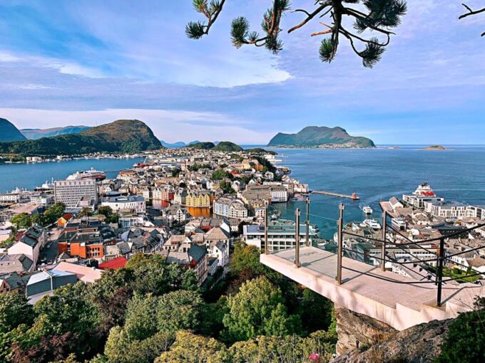 Alesund Private Sightseeing Tour on Foot and by Car - Transportation and Accessibility