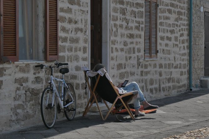 Alghero: Walking Tour With Bilingual Local Guide - Exploring the Main Square