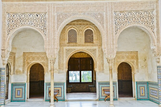 Alhambra and Albaicin Private Tour With Official Guide - Tour Guides Expertise