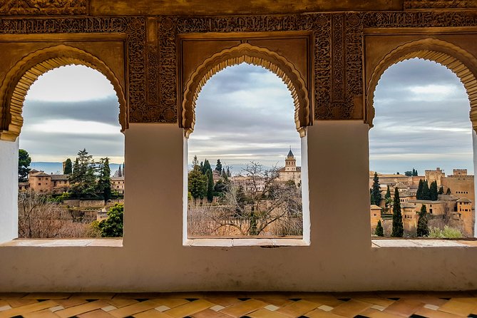 Alhambra and Albaicin Private Tour With Official Guide - Meeting and End Points