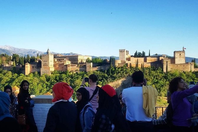 Alhambra and Generalife Gardens Tour With Skip the Line Tickets - Meeting and Pickup