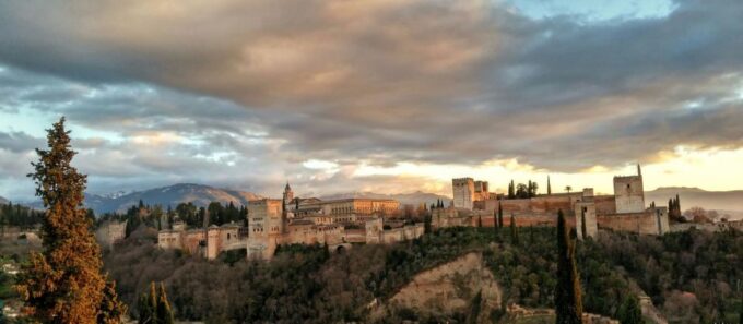 Alhambra and Nasrid Palaces and Local Food Experience - Packing and Transportation Considerations