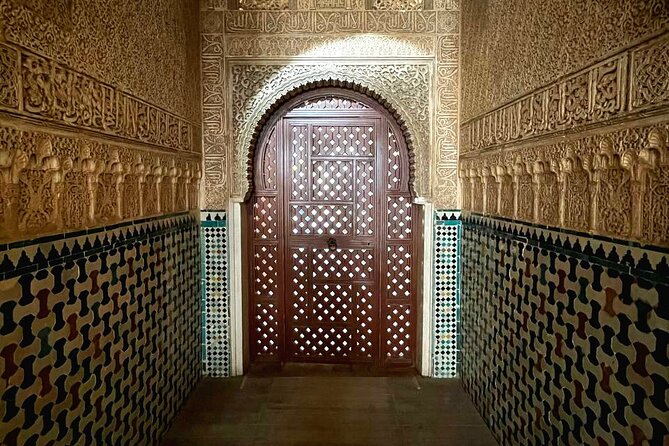 Alhambra and Nasrid Palaces Guided Tour With Tickets - Tour Highlights and Features