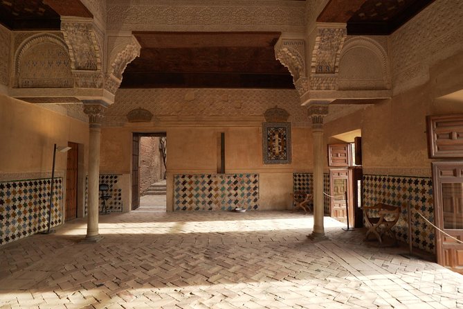 Alhambra and Nasrid Palaces Skip the Line Entrance From Seville - Walking Tour of Albaicin