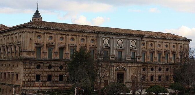 Alhambra and Nasrid Private Walking Tour With Food Tasting - Quick Points
