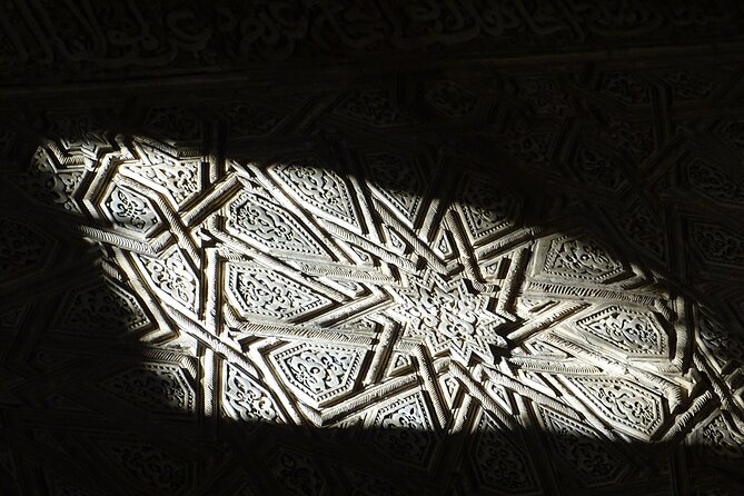 Alhambra and Nasrid Private Walking Tour With Food Tasting - Tour Meeting Points and Logistics