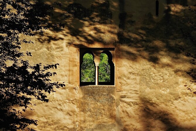 Alhambra and Nasrid Private Walking Tour With Food Tasting - What to Expect on the Tour