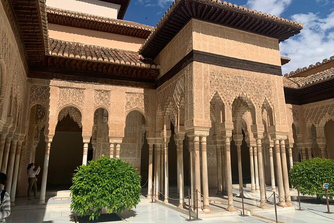Alhambra: Complete Guided Tour With Nasrid Palaces Tickets - Meeting Point and Logistics