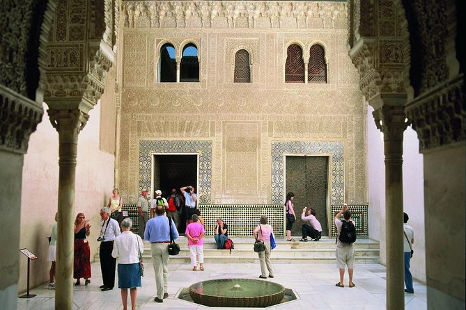 Alhambra Complete: Ticket Skip-The-Line Nasrid Palace and Generalife With Guide - Alcazaba Exploration