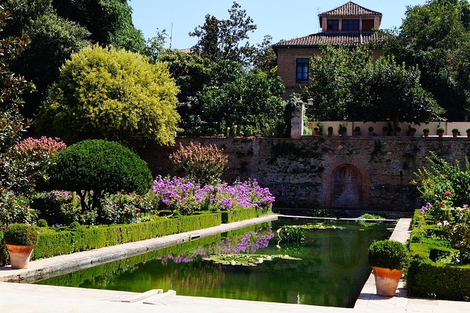Alhambra Complete: Ticket Skip-The-Line Nasrid Palace and Generalife With Guide - Generalife Villa Splendor