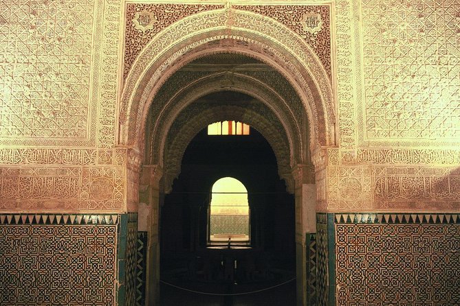 Alhambra Complete: Ticket Skip-The-Line Nasrid Palace and Generalife With Guide - Guided Storytelling Experiences