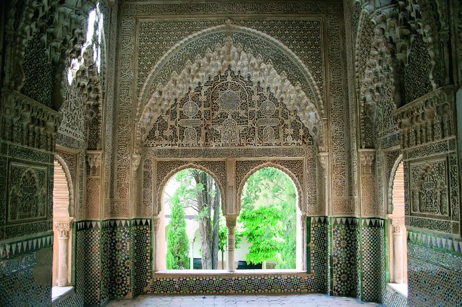Alhambra Complete: Ticket Skip-The-Line Nasrid Palace and Generalife With Guide - Tour Meeting and Ending