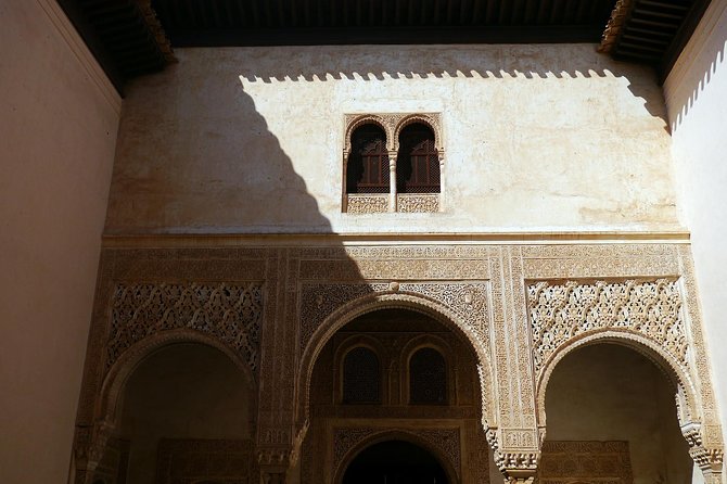 Alhambra & Generalife, Albaicín & Sacromonte Skip-the-Line Private Tour - Discovering Nasrid Palace
