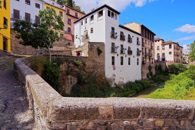 Alhambra & Generalife, Albaicín & Sacromonte Skip-the-Line Private Tour - Wandering Albaicin Neighborhood