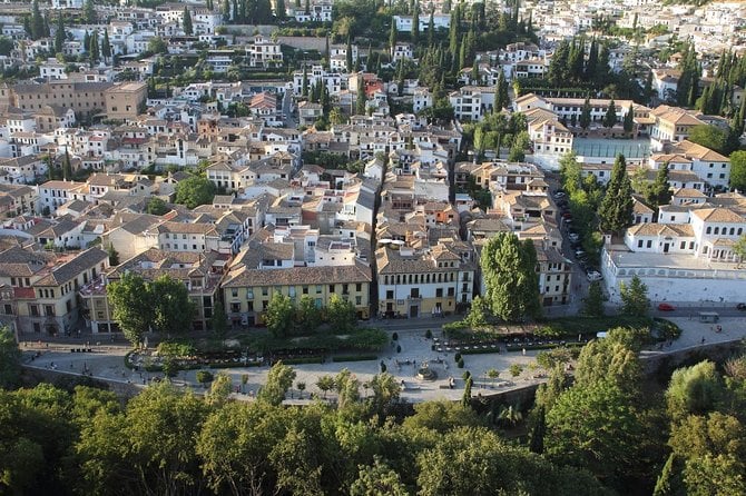Alhambra & Generalife: Exclusive 3-Hour Private Tour With Tickets Included - Expertise of Tour Guides