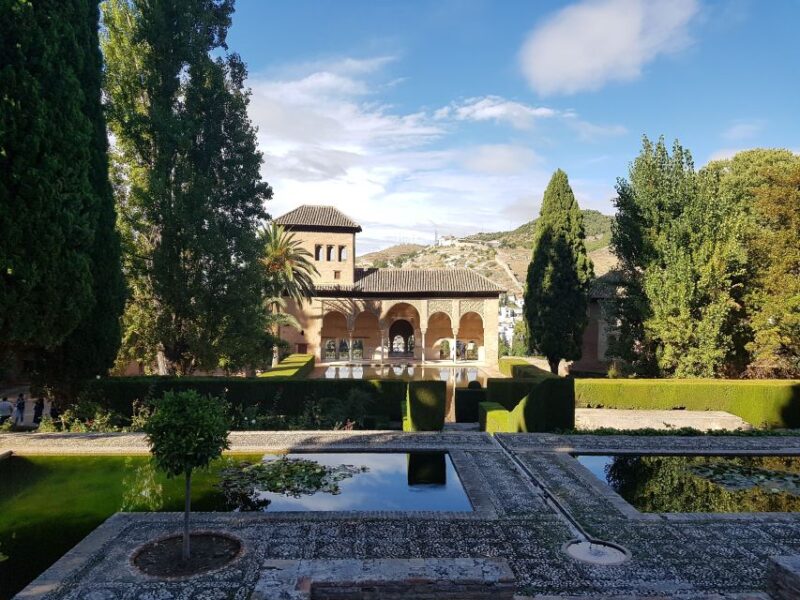 Alhambra: Generalife Gardens & Alcazaba Fast-Track Tour - Key Points