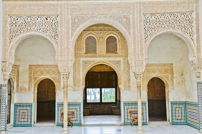 Alhambra & Generalife Skip the Line Regular Group Including Nasrid Palaces - Meeting Point and Logistics