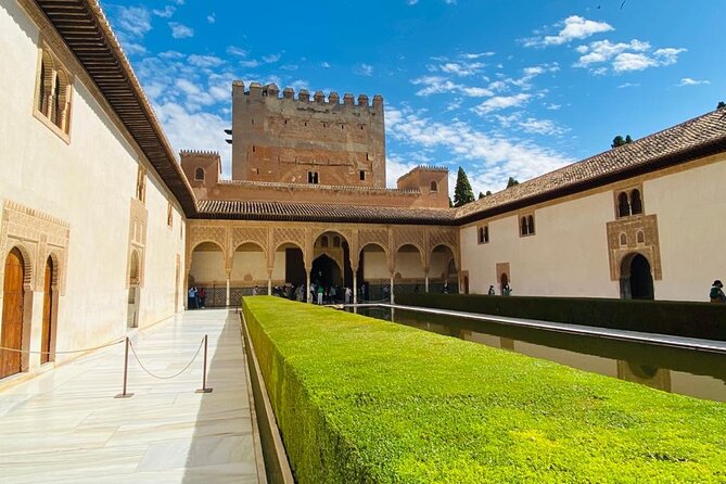 Alhambra Guided Tour From Malaga With Private Transportation - Exploring the Alhambra