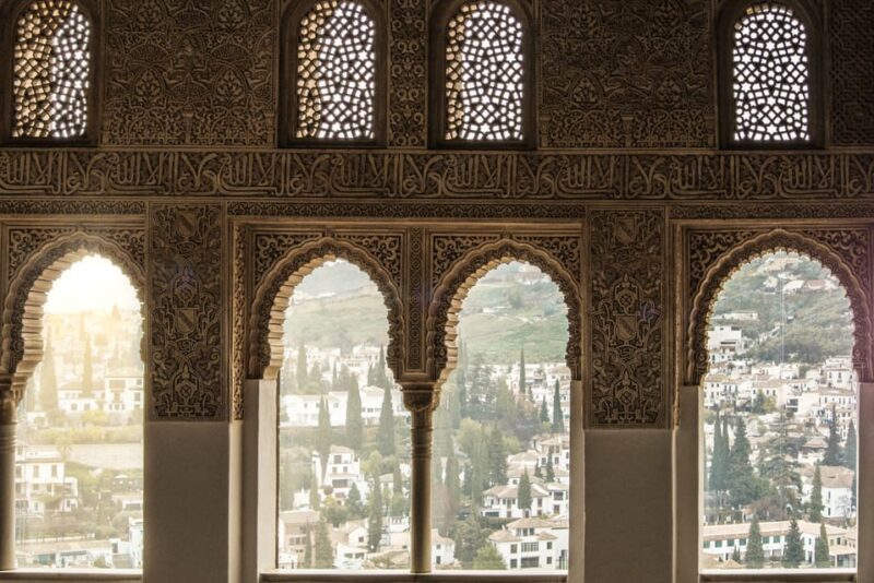 Alhambra & Nasrid Palace: Private Tour With Tickets - Tour Experience