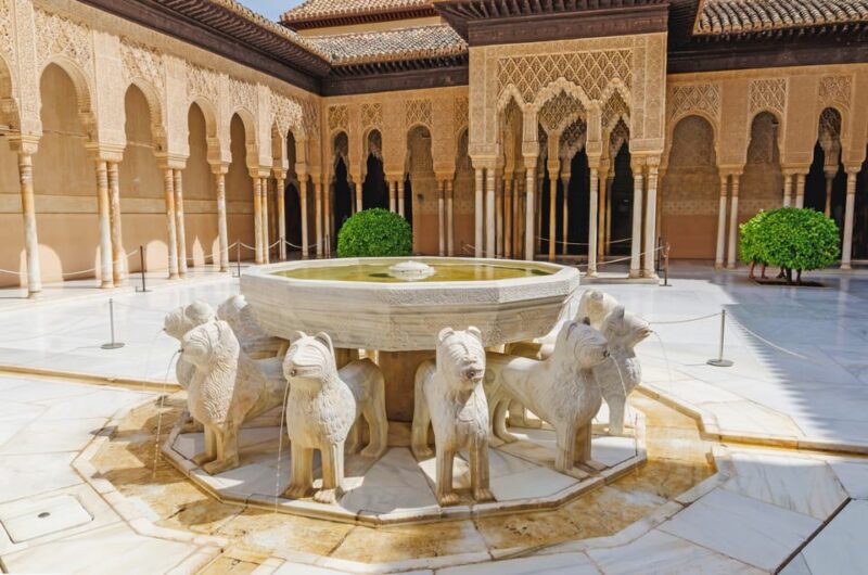 Alhambra & Nasrid Palace: Private Tour With Tickets - Palaces and Zones