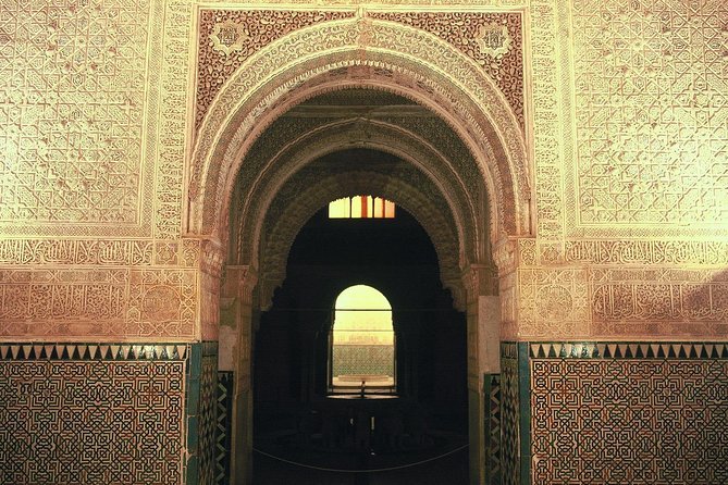 Alhambra: Night Visit to Nasrid Palaces - Guided Tour vs. Audio Guide