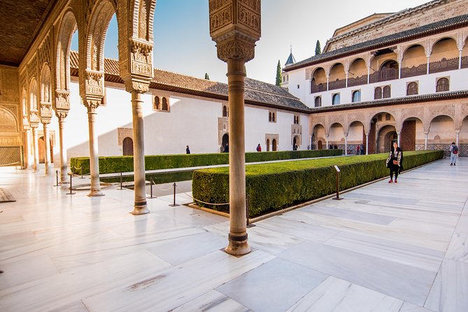 Alhambra Palace and Albaicin Tour With Skip the Line Tickets From Seville - Visiting the Generalife Gardens