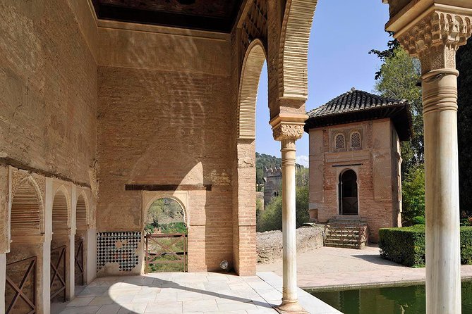 Alhambra Palace and Albaicin Tour With Skip the Line Tickets From Seville - Wandering the Albaicín Neighborhood