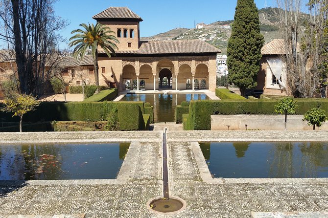 Alhambra Skip-the-Line Guided Tour - Exploring the Generalife Gardens