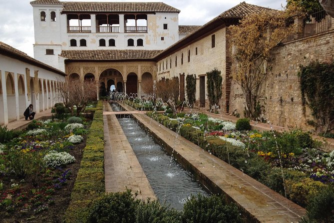 Alhambra Visit With Private Official Guide in Granada - Architectural and Historical Highlights
