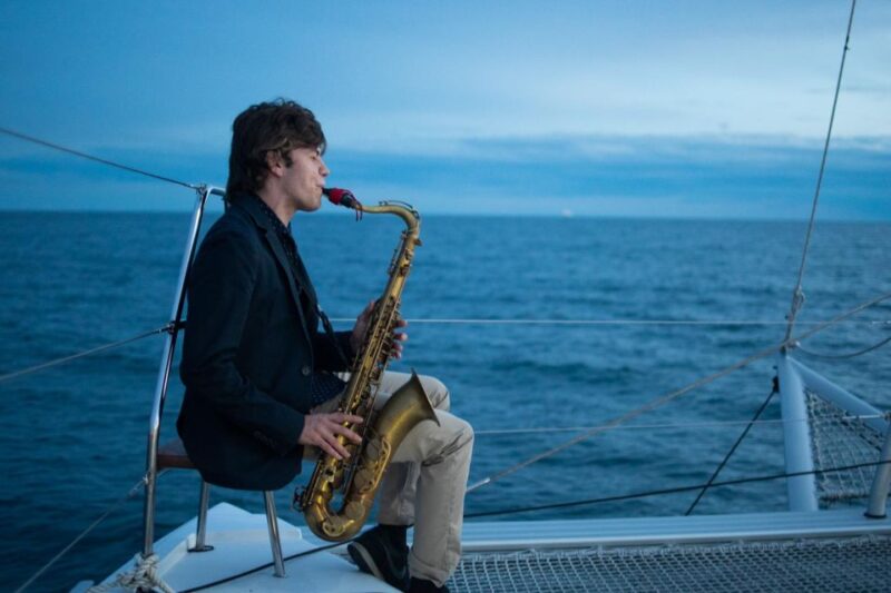 Alicante: Afternoon Cruise With Appetizer and Live Music - Onboard Amenities