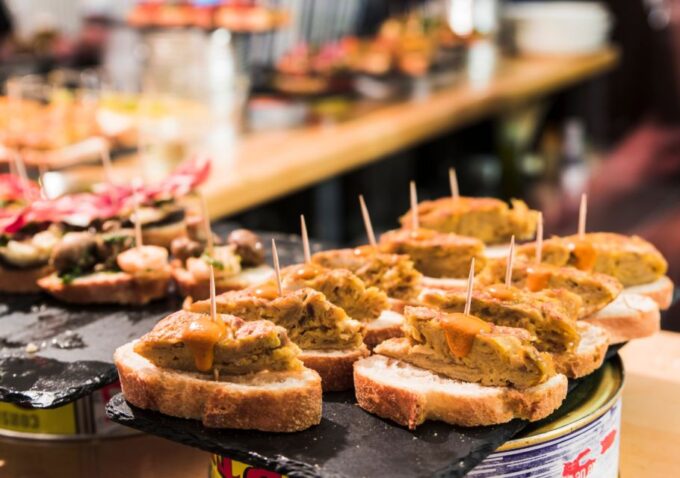 Alicante: Bullring and Central Market Gastronomic Tour - Private Guide and Language Options