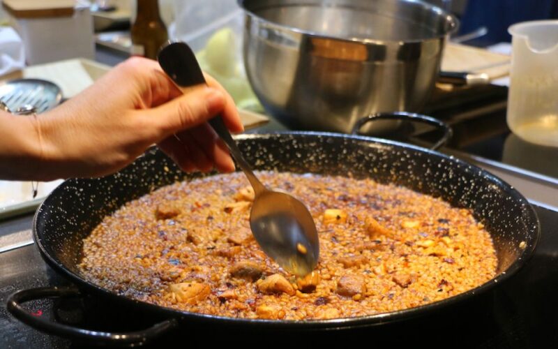 Alicante: Old Town Walking Tour & Paella Show - Highlights