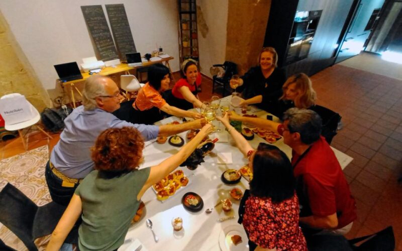 Alicante: Old Town Walking Tour & Paella Show - Important Information
