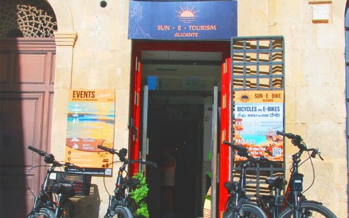 Alicante: Old Town Walking Tour & Paella Show - Old Town Walking Tour
