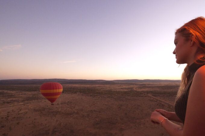 Alice Springs: Early Morning Hot Air Balloon Flight - Central Meeting Point