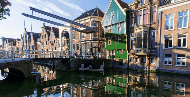 Alkmaar: Guided Walking Tour With Welcome Drink - Key Points