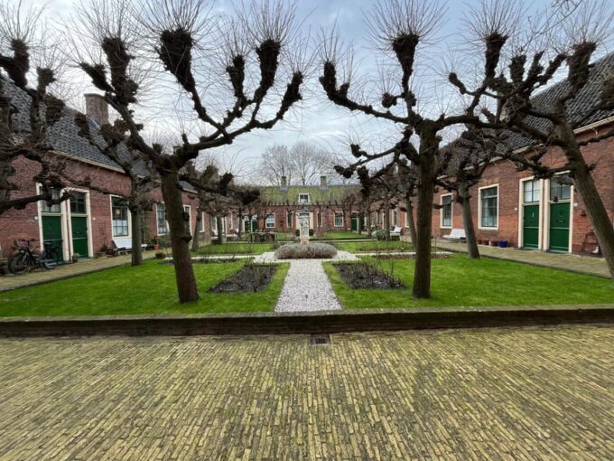 Alkmaar: Self-Guided Highlights & History Walking Tour - Landmarks and Discoveries