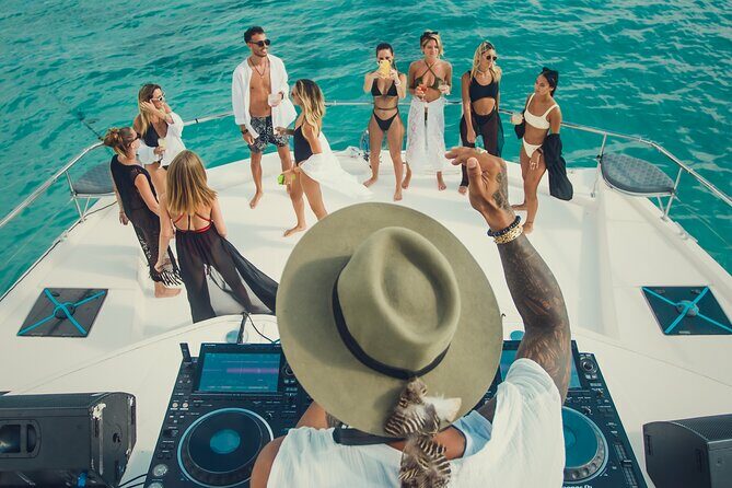 All Inclusive Cancun Party DJ Evening Beat in 51' Leopard - Key Points