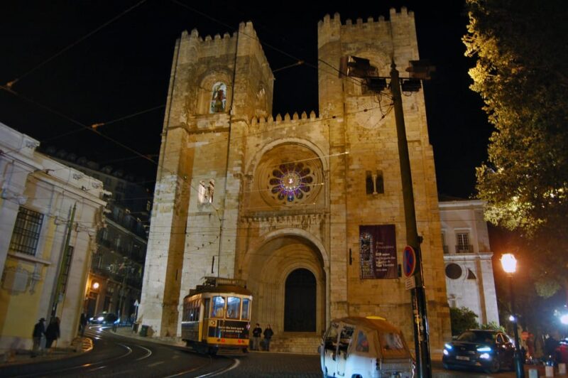 All-inclusive Fado Tour: Show & Dinner. Lisbon at Night - Itinerary Highlights