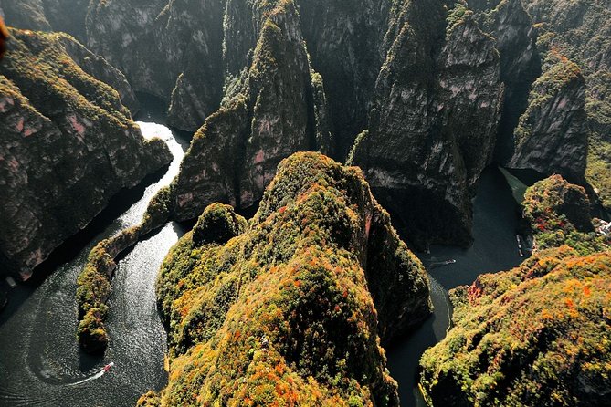 All-inclusive Private Day Tour to Longqingxia Gorge and Badaling Great Wall - Exploring Longqingxia Gorge