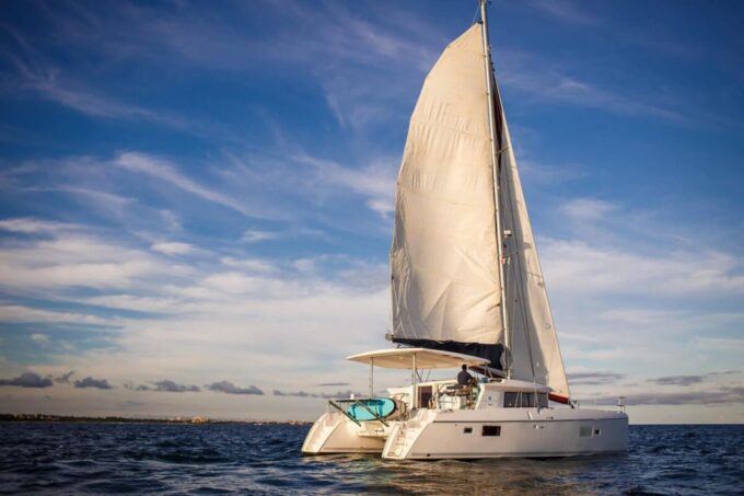All-Inclusive Romantic Dinner Aboard a Luxurious Yacht - Immersive Ambiance and Atmosphere