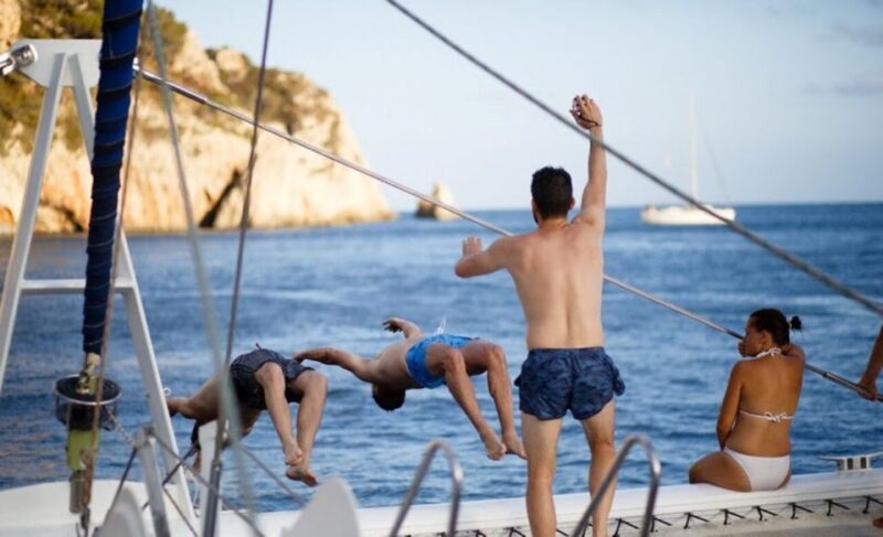 Altea: Beaches and Coves Boat Trip With Lunch - Onboard Lunch Menu