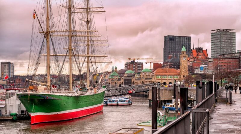 Alternative Bike Tour Hidden Gems & Nature - Exploring Hamburgs Architecture